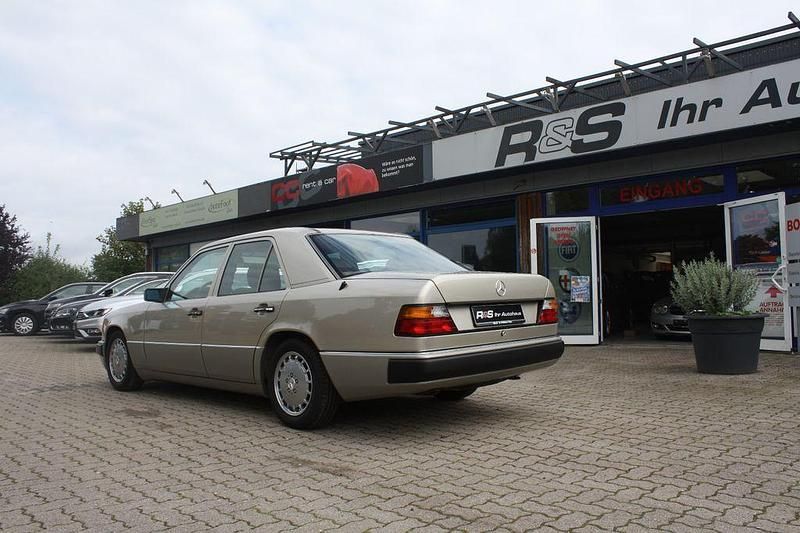 Gebraucht Mercedes 200 133 PS (97 kW) 1990 Grau Limousine