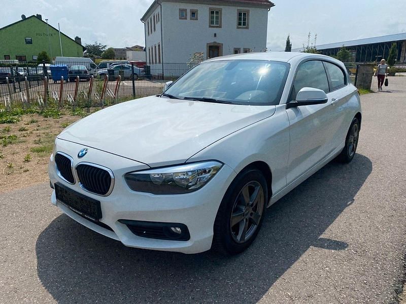 Weiß Gebraucht 2017 BMW 118 Coupé Advantage Coupé | 8.500 € - Bild 1/4