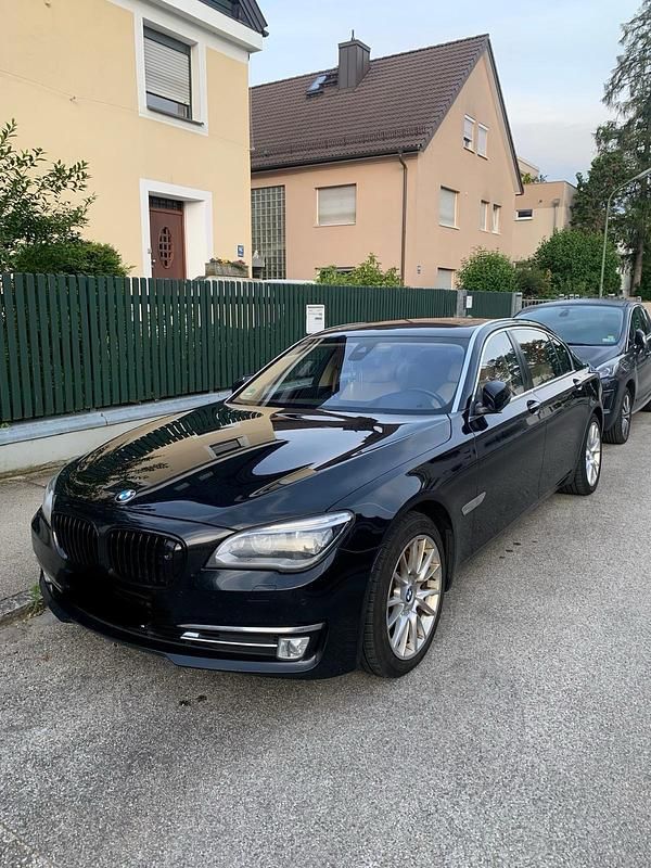 Schwarz Gebraucht 2015 BMW 750L Limousine | 17.800 € - Bild 1/4