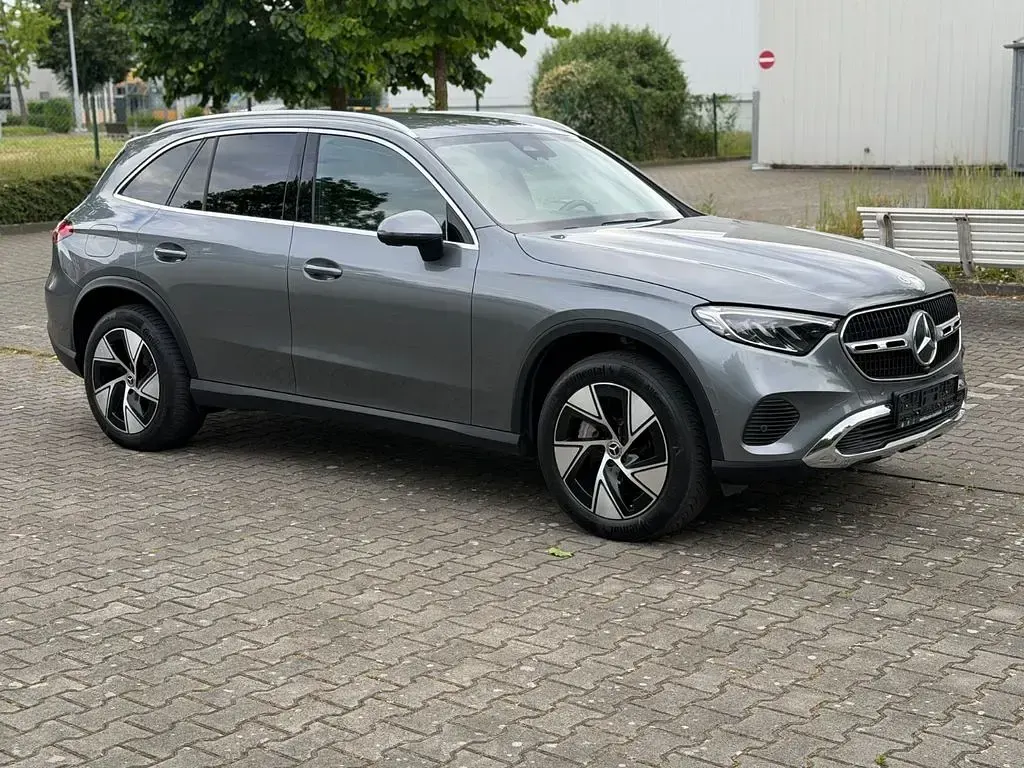 Gebraucht Mercedes GLC300e Avantgarde 313 PS (230 kW) 2023 Selenitgrau  metalliclack SUV