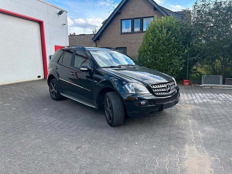 Schwarz Gebraucht 2008 Mercedes ML320 SUV | 8.500 € - Bild 1/4