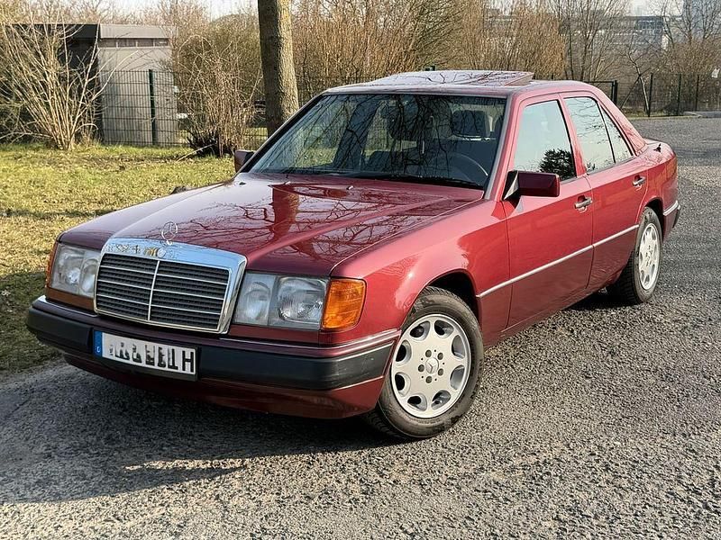 Gebraucht Mercedes E230 132 PS (97 kW) 1992 Rot Limousine