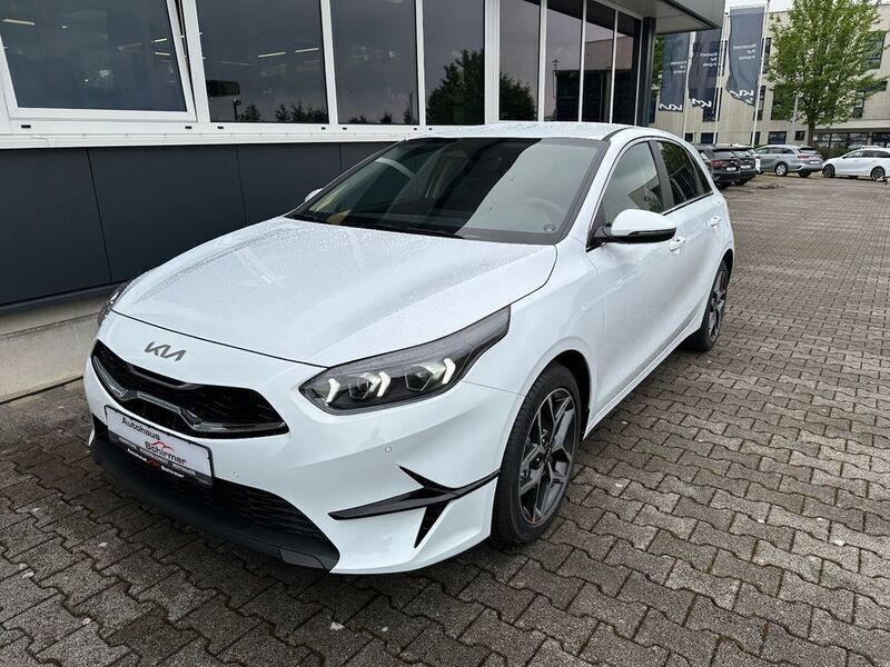 Neu Kia Ceed Style 140 PS (102 kW) 2025 Weiß Kleinwagen