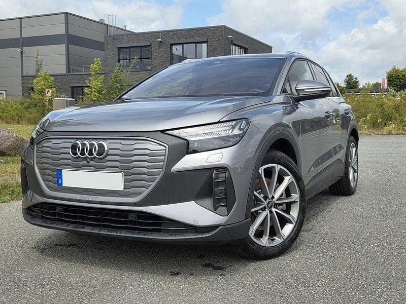 Grau Gebraucht 2023 Audi Q4 e-tron Ambiente SUV | 37.490 € (Teuer) - Bild 1/4