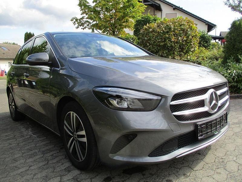 Grau Gebraucht 2022 Mercedes B220 Van / Kleinbus | 18.999 € (Guter Preis) - Bild 1/4