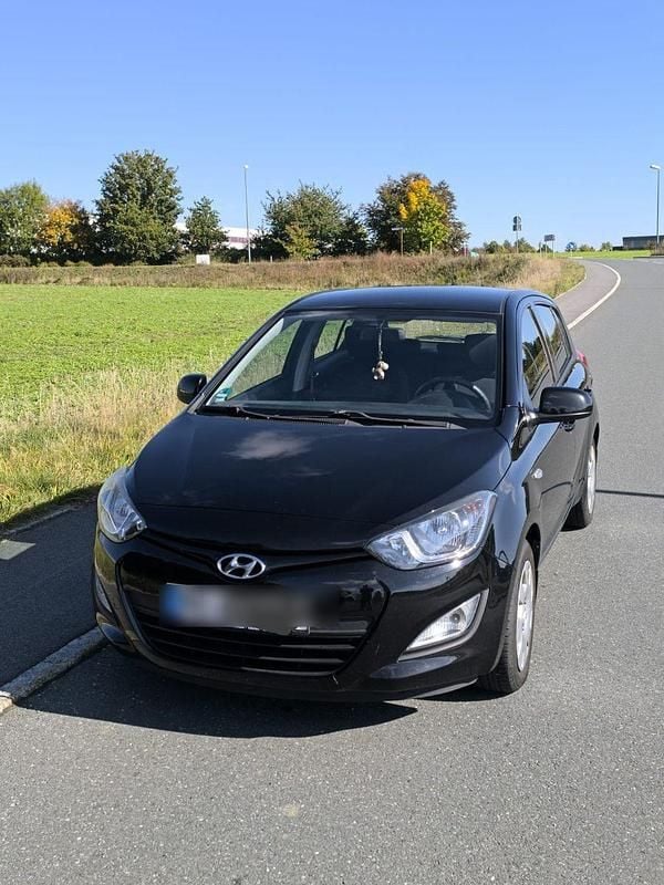 Schwarz Gebraucht 2015 Hyundai i20 Trend Kleinwagen | 4.250 € (Superpreis) - Bild 1/4