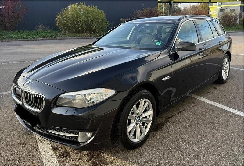 Schwarz Gebraucht 2012 BMW 520 Sport Line Kombi | 5.990 € (Superpreis) - Bild 1/4