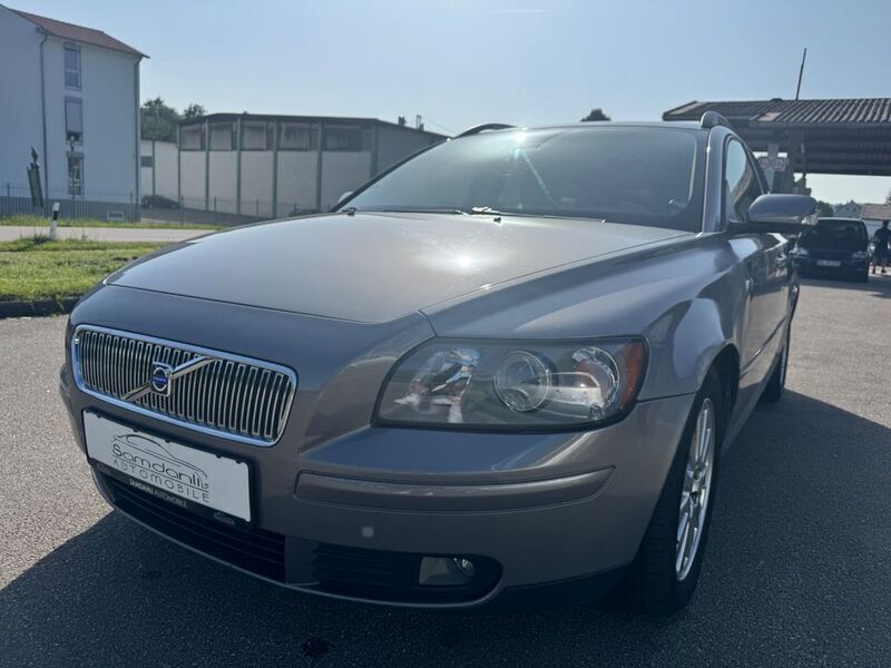 Grau Gebraucht 2006 Volvo V50 Momentum Kombi | 3.450 € (Fairer Preis) - Bild 1/4