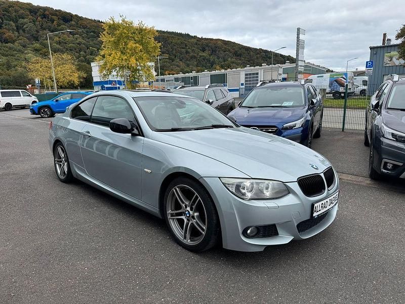 Silber Gebraucht 2012 BMW 320 M Sport Coupé | 8.980 € (Fairer Preis) - Bild 1/4