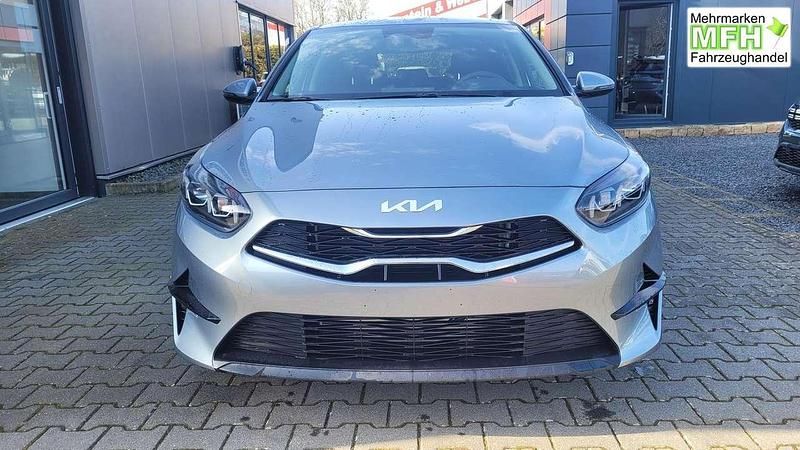 Neu Kia Ceed Gold 140 PS (102 kW) 2025 Lunar silber Kleinwagen