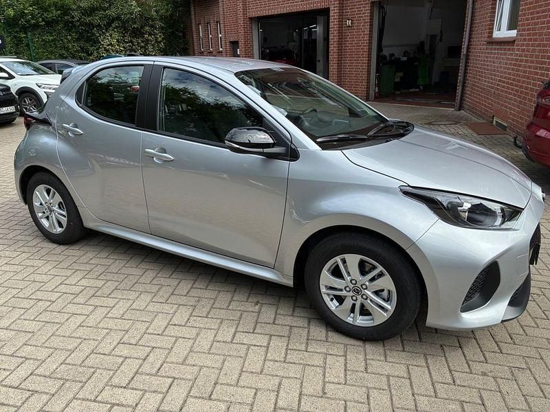 Neu Mazda 2 Center-Line 92 PS (67 kW) 2025 Silber Limousine