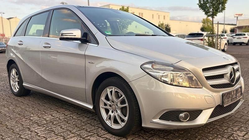 Silber Gebraucht 2012 Mercedes B180 Van / Kleinbus | 7.250 € (Guter Preis) - Bild 1/4