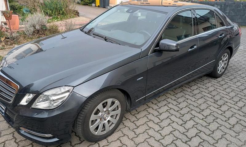 Gebraucht Mercedes E200 Avantgarde 184 PS (135 kW) 2011 Grau Limousine