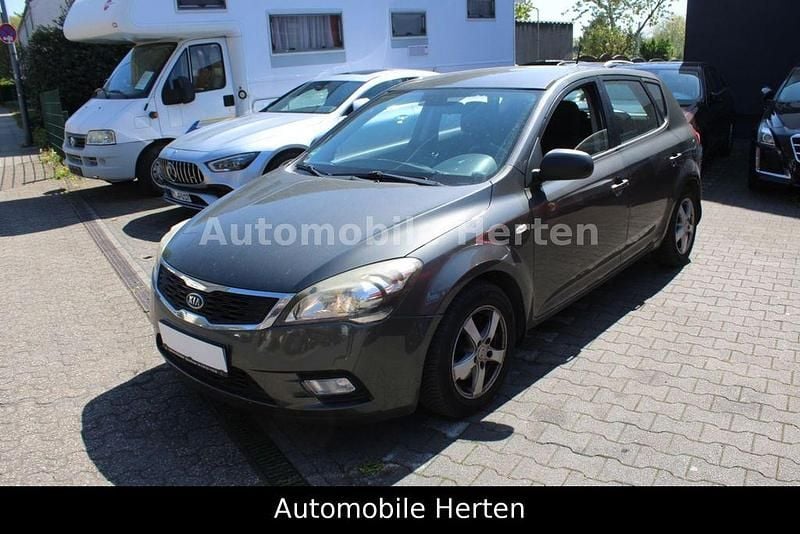 Usado Kia Ceed 105 HP (77 kW) 2011 Prateado Citadino