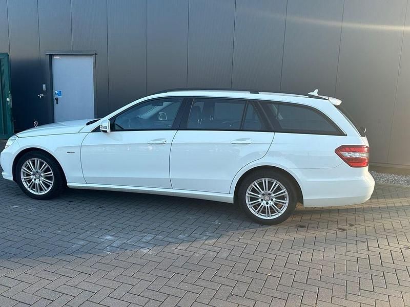 Gebraucht Mercedes E250 204 PS (150 kW) 2011 Weiß Kombi