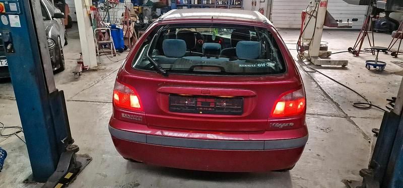 Rot Gebraucht 2002 Renault Mégane Limousine | 650 € (Fairer Preis) - Bild 1/4