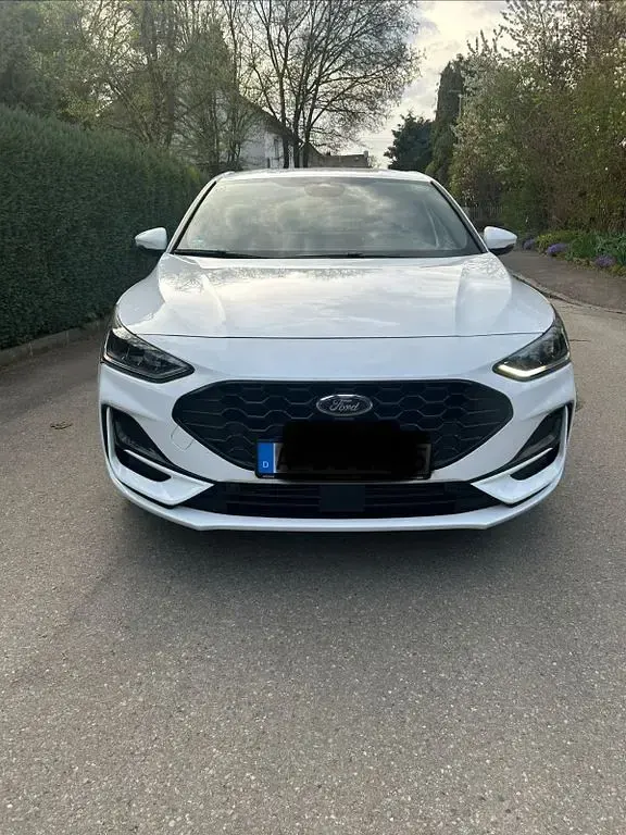 Używany Ford Focus ST-Line 125 KM (91 kW) 2023 Biały Sedan/Limuzyna