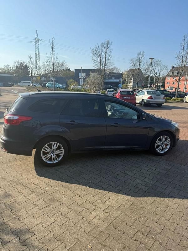 Gebraucht Ford Focus 116 PS (85 kW) 2011 Grau Kombi