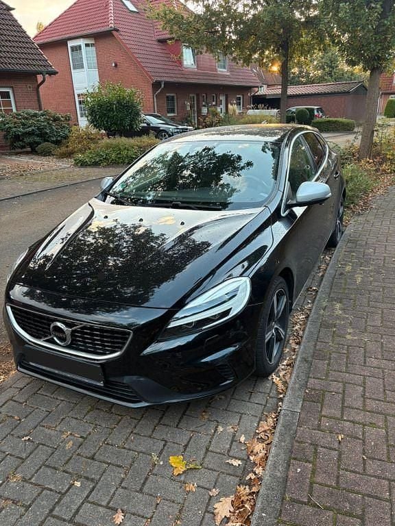 Schwarz Gebraucht 2016 Volvo V40 R-Design Limousine | 14.000 € (Guter Preis) - Bild 1/4