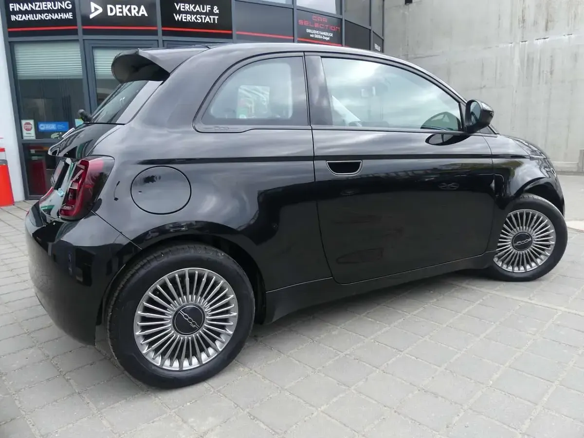 Gebraucht Fiat 500e Icon 69 kW (95 PS) 2023 Nero profondo Kleinwagen