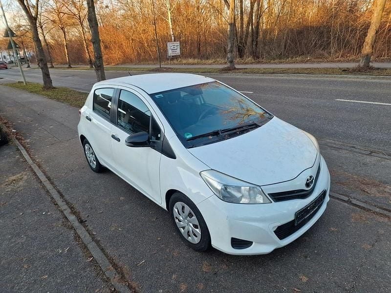 Weiß Gebraucht 2013 Toyota Yaris Cool Limousine | 3.999 € (Guter Preis) - Bild 1/4