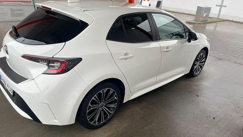 Weiß Gebraucht 2021 Toyota Corolla Team Limousine | 21.000 € (Fairer Preis) - Bild 1/4