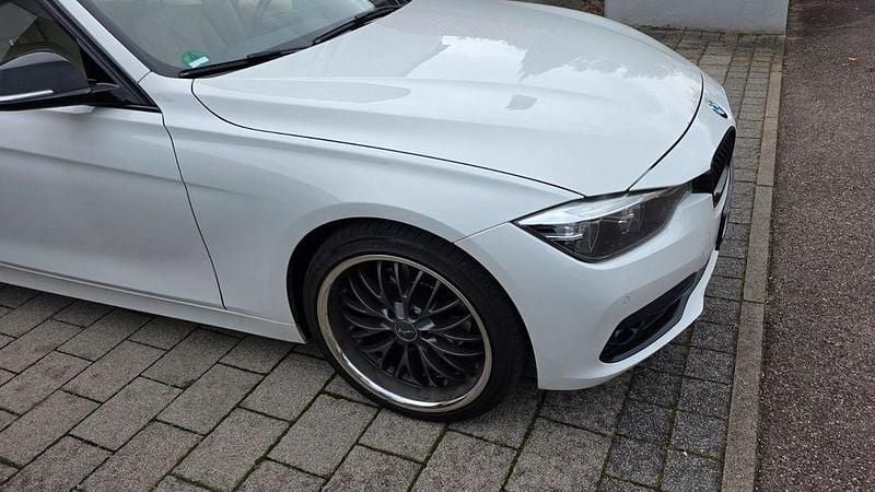 Weiß Gebraucht 2019 BMW 320 Luxury Line Kombi | 19.500 € (Fairer Preis) - Bild 1/4