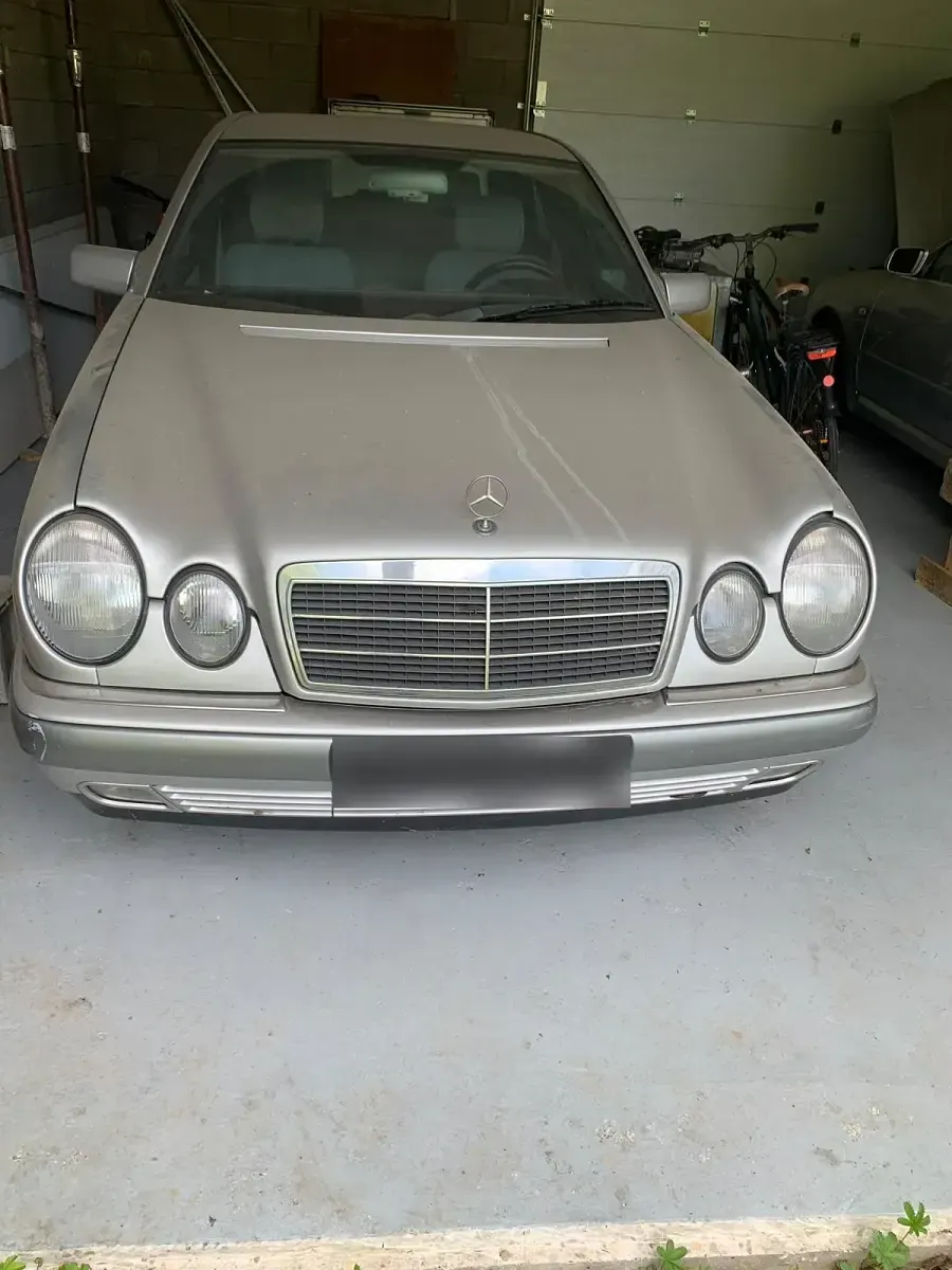 Gebraucht Mercedes E220 95 PS (69 kW) 1996 Silber Limousine