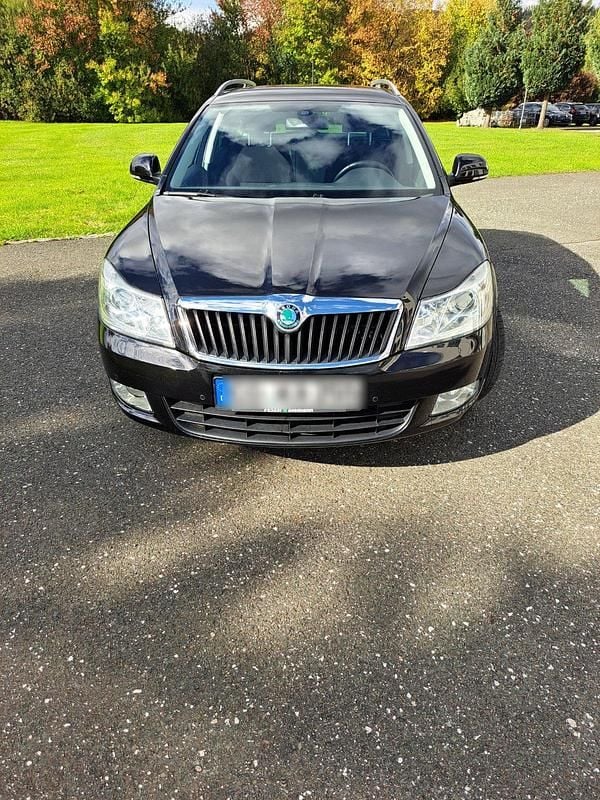 Schwarz Gebraucht 2012 Skoda Octavia Kombi | 7.900 € (Fairer Preis) - Bild 1/4