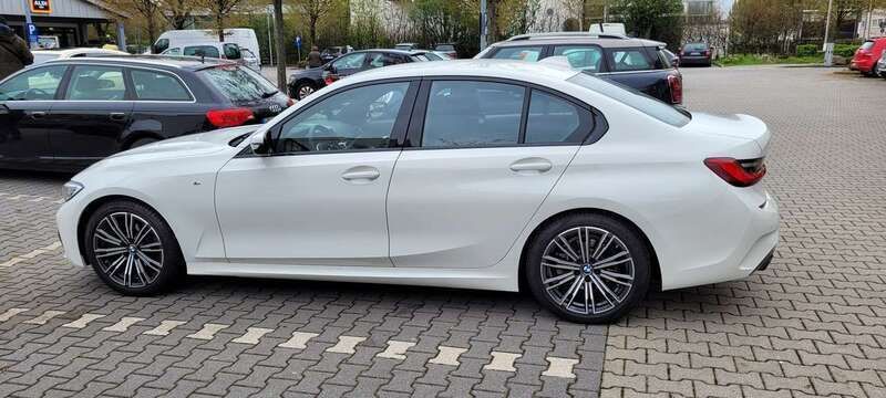 Weiß Gebraucht 2020 BMW 318 M Sport Limousine | 32.777 € (Fairer Preis) - Bild 1/2