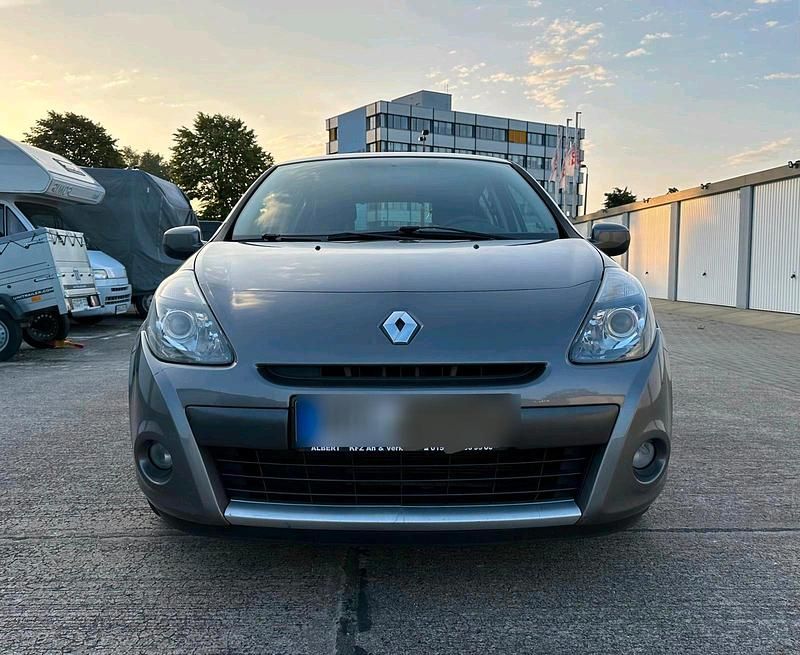 Grau Gebraucht 2010 Renault Clio II Kleinwagen | 2.999 € (Etwas zu teuer) - Bild 1/4