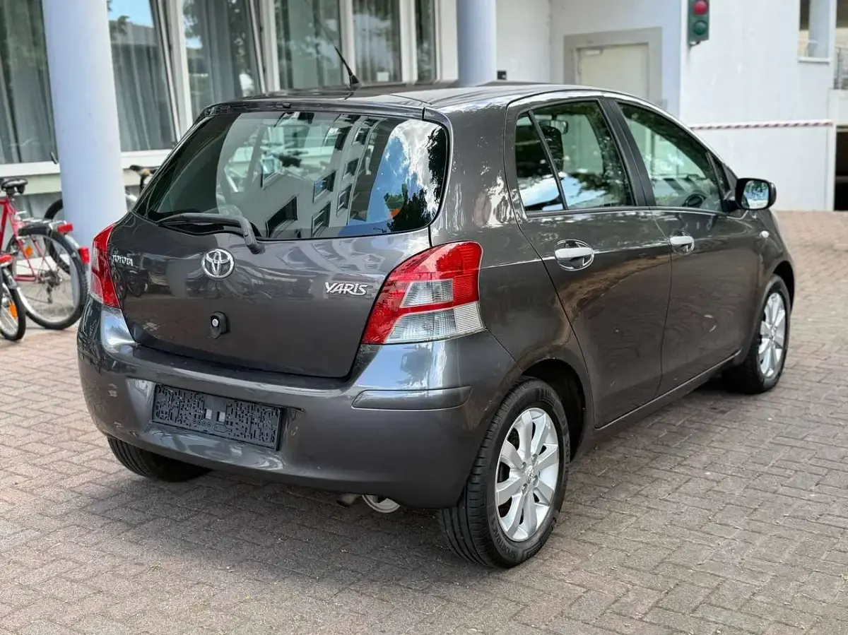 Gebraucht Toyota Yaris Cool 69 PS (50 kW) 2011 Grey metallic Kleinwagen