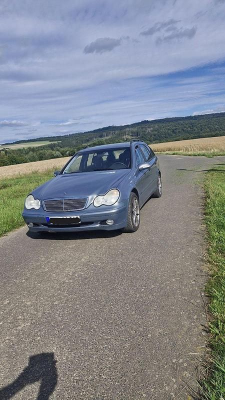 Grau Gebraucht 2004 Mercedes C180 Avantgarde Kombi | 790 € (Superpreis) - Bild 1/4
