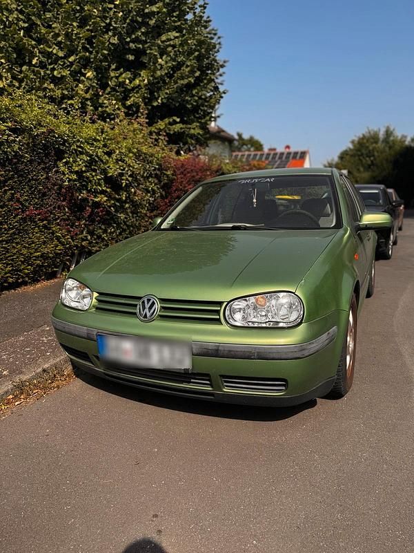 Grün Gebraucht 2001 VW Golf IV Kleinwagen | 1.049 € - Bild 1/4