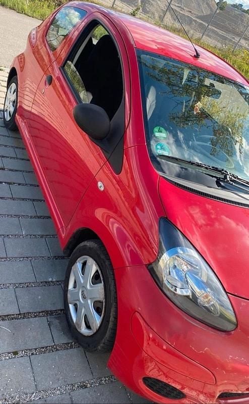 Rot Gebraucht 2005 Toyota Aygo Kleinwagen | 1.800 € (Fairer Preis) - Bild 1/4