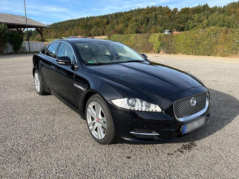 Schwarz Gebraucht 2013 Jaguar XJ Portfolio Limousine | 10.900 € (Guter Preis) - Bild 1/4