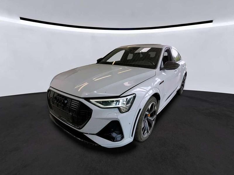 Gletscherweiß metallic Gebraucht 2022 Audi e-tron Sportback Comfort SUV | 46.740 € (Etwas zu teuer) - Bild 1/2