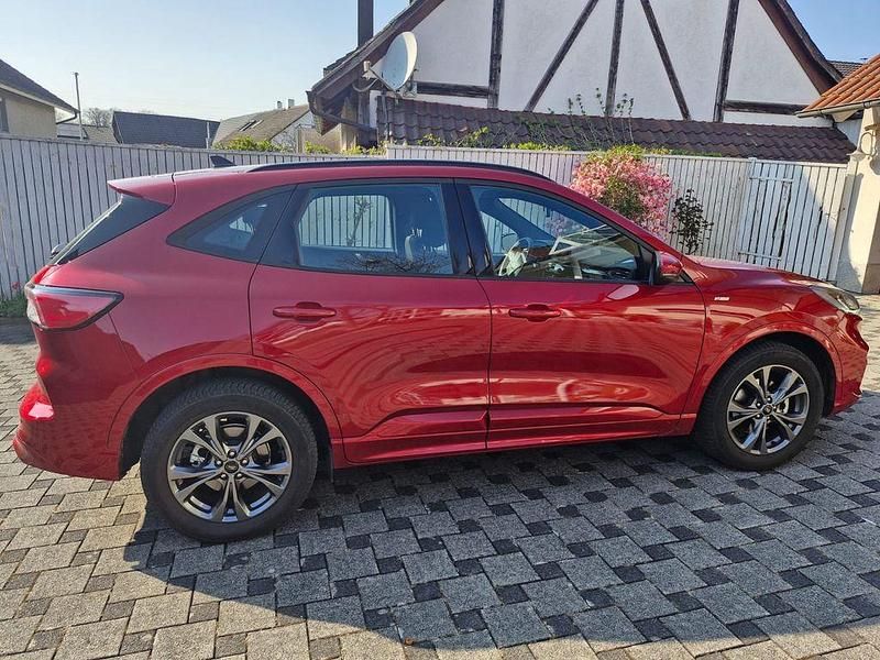 Gebraucht Ford Kuga ST-Line 150 PS (110 kW) 2022 Rot SUV