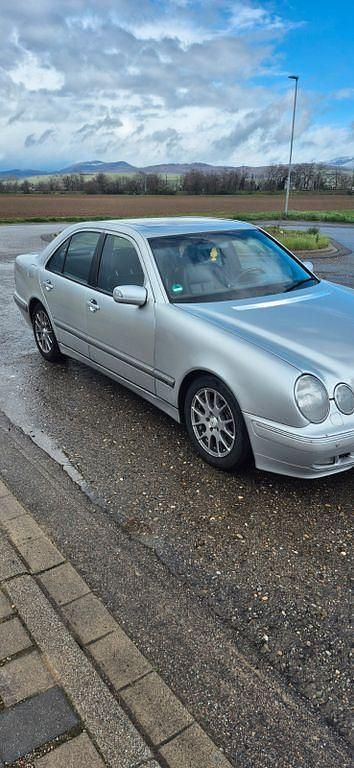 Gebraucht Mercedes E280 204 PS (150 kW) 1999 Silber Limousine