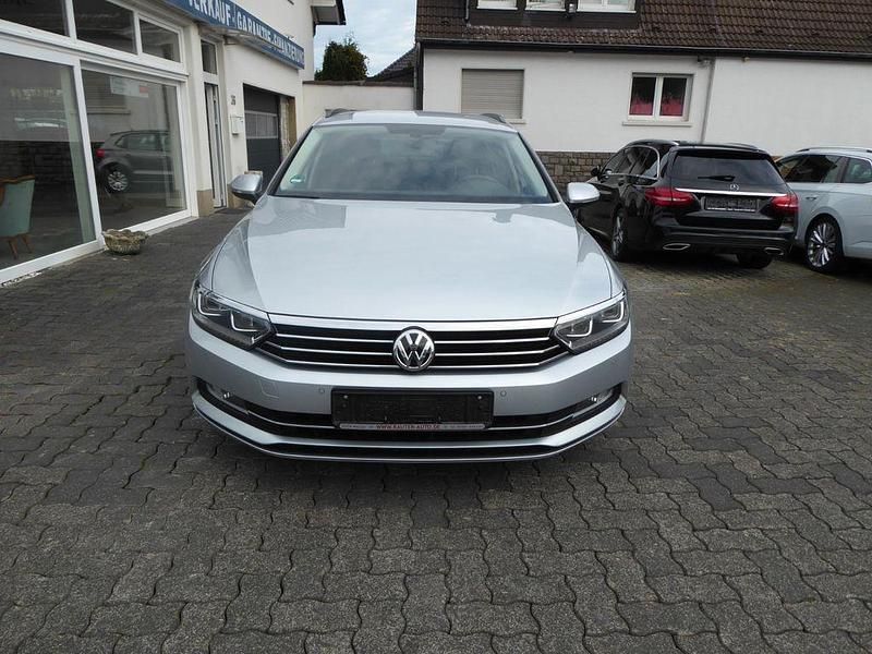 Silber Gebraucht 2017 VW Passat Comfortline Kombi | 14.500 € (Etwas zu teuer) - Bild 1/4
