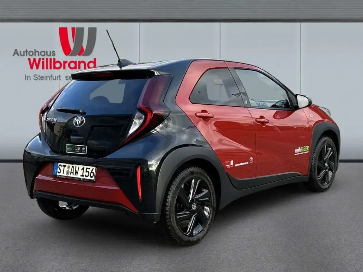 Gebraucht Toyota Aygo X Team 72 PS (52 kW) 2024 3u4)/ black mica (209) (rot SUV