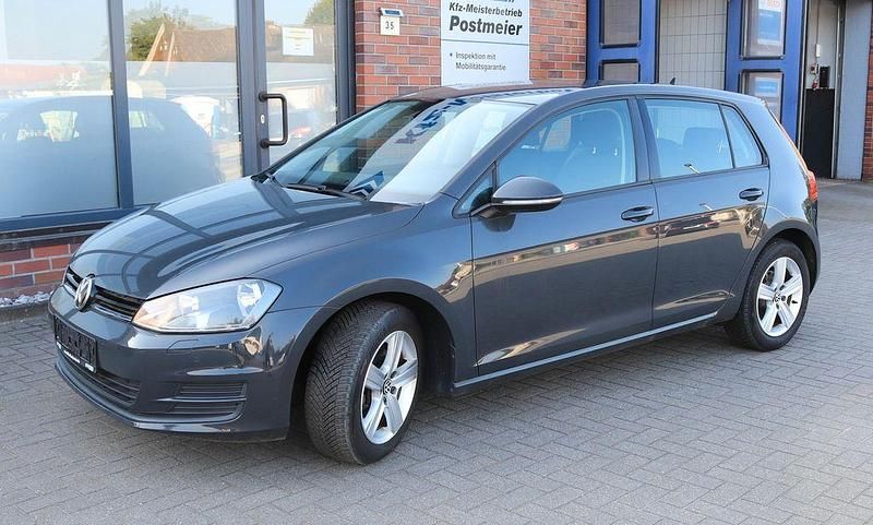 Grau Gebraucht 2013 VW Golf VII Comfortline Limousine | 10.390 € (Fairer Preis) - Bild 1/4