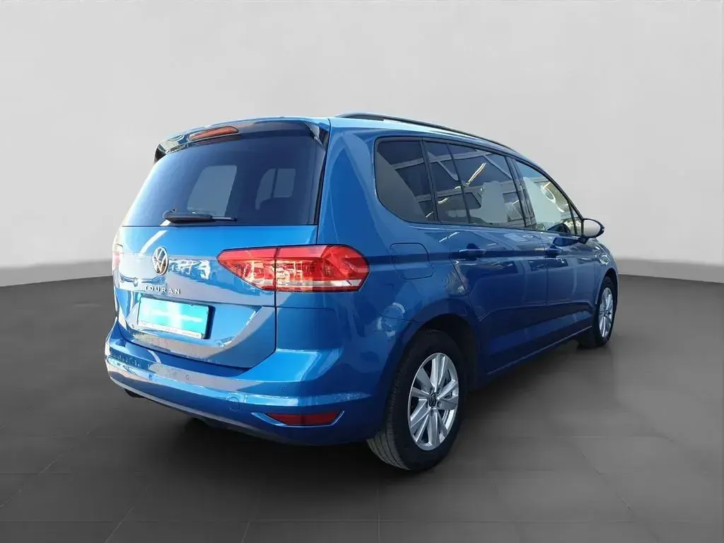 Gebraucht VW Touran Comfortline 122 PS (89 kW) 2023 Blau Van / Kleinbus