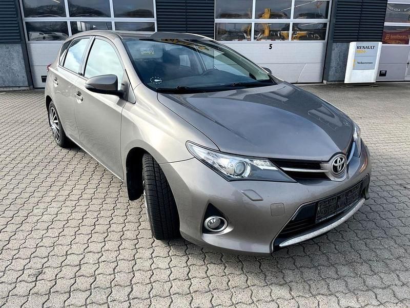 Gebraucht Toyota Auris Edition 90 PS (66 kW) 2013 Grau Limousine