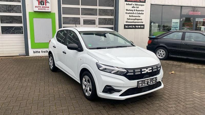 Weiß Gebraucht 2023 Dacia Sandero Essentiel Limousine | 11.800 € (Guter Preis) - Bild 1/4