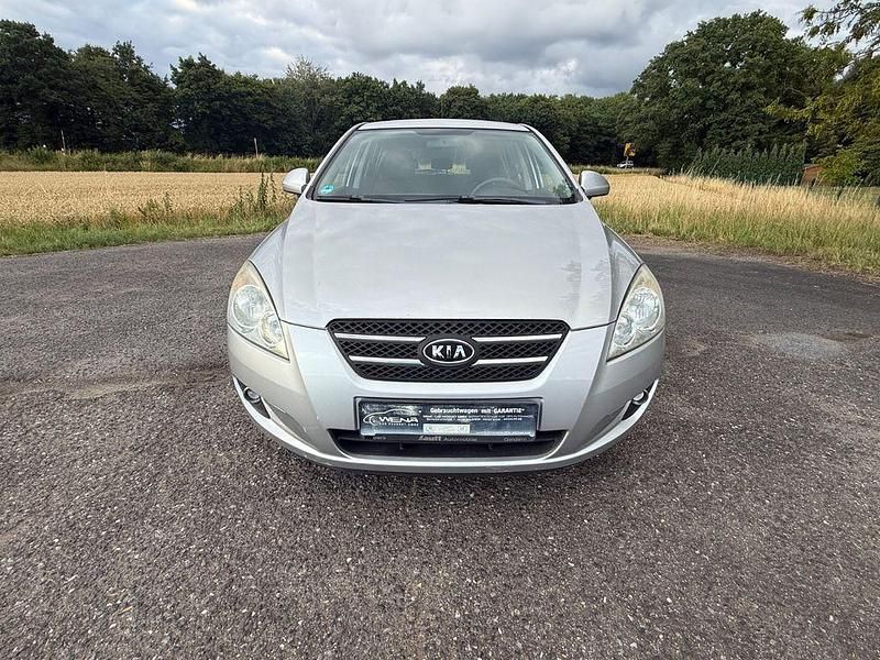 Silber Gebraucht 2009 Kia Ceed Attract Limousine | 4.750 € (Fairer Preis) - Bild 1/4