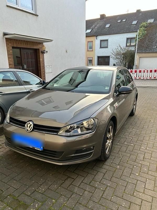 Braun Gebraucht 2014 VW Golf VII Comfortline Limousine | 8.799 € (Etwas zu teuer) - Bild 1/4