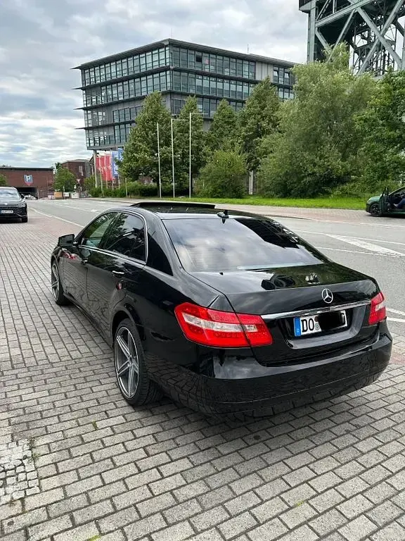 Gebraucht Mercedes E220 170 PS (125 kW) 2011 Schwarz Limousine