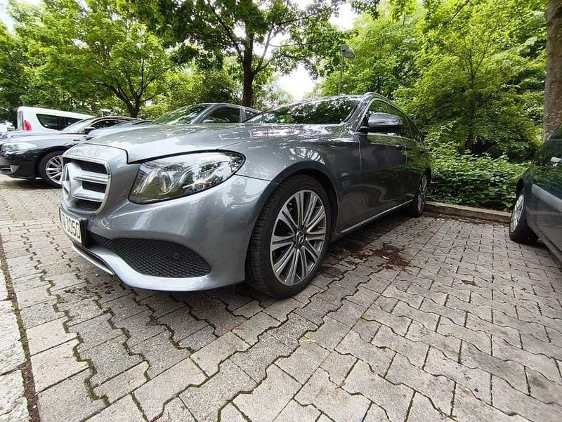 Grau Gebraucht 2017 Mercedes E220 Avantgarde Kombi | 21.600 € (Superpreis) - Bild 1/4