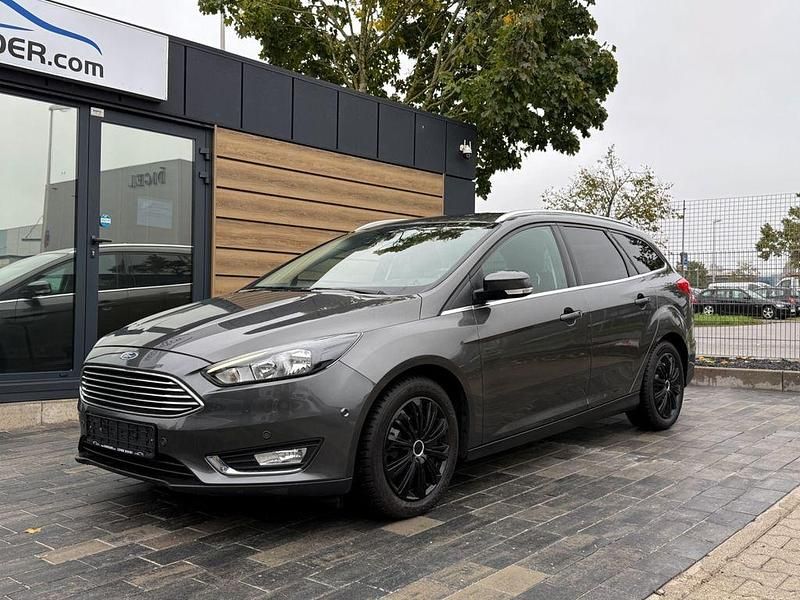 Grau Gebraucht 2015 Ford Focus Titanium Limousine | 8.900 € (Fairer Preis) - Bild 1/4